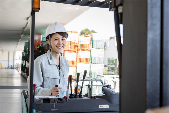 《三郷市》週払いOK・フォークリフトを使用した建材の積み降ろしスタッフ！（土日祝休み・高時給）