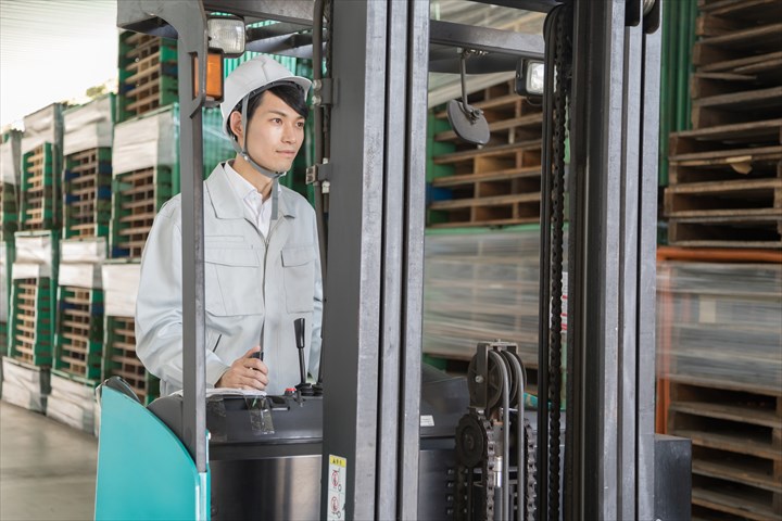 《京田辺市》週払いOK・フォークリフトでのレンタル足場材の入出庫作業スタッフ！（週休2日・高時給）