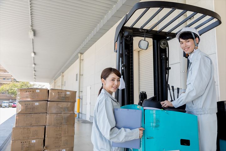 《吹田市》週払いOK・リーチフォークでの飲料の仕分け作業スタッフ！（週休2日・資格を活かす）