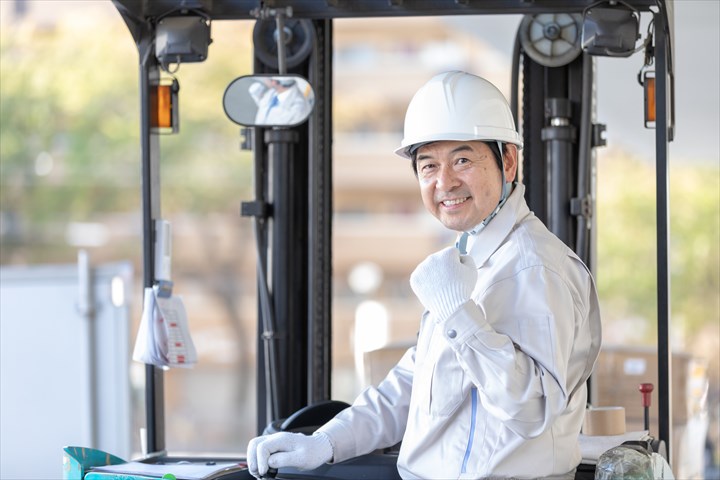 《厚木市》週払いOK・カウンターフォークを使用した住宅資材の入出庫作業スタッフ！（Web面接OK・土日祝休み）