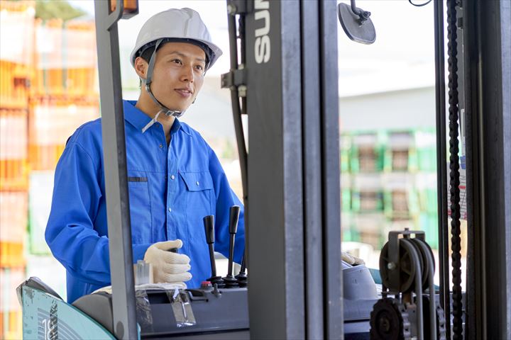 《江戸川区》週払いOK・フォークリフトでの食品の入出庫作業スタッフ！（週休2日・日勤）