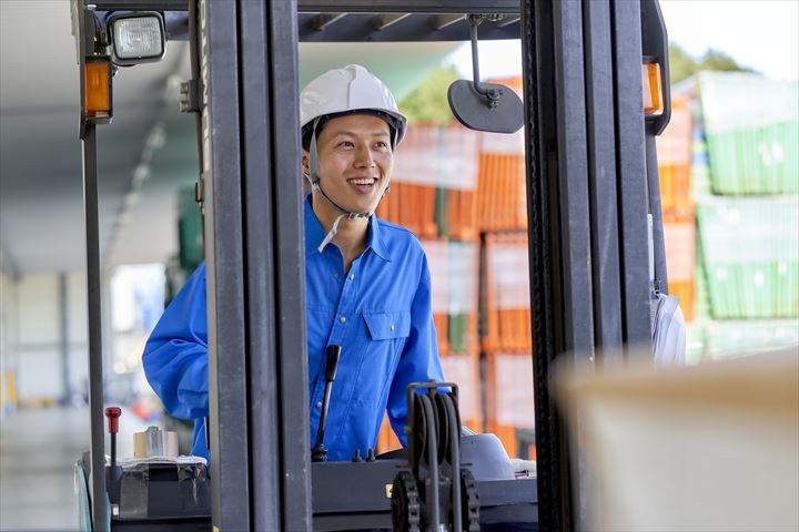 《市川市》週払いOK・フォークリフトでの紙製品の入出庫作業スタッフ！（高時給・日勤）