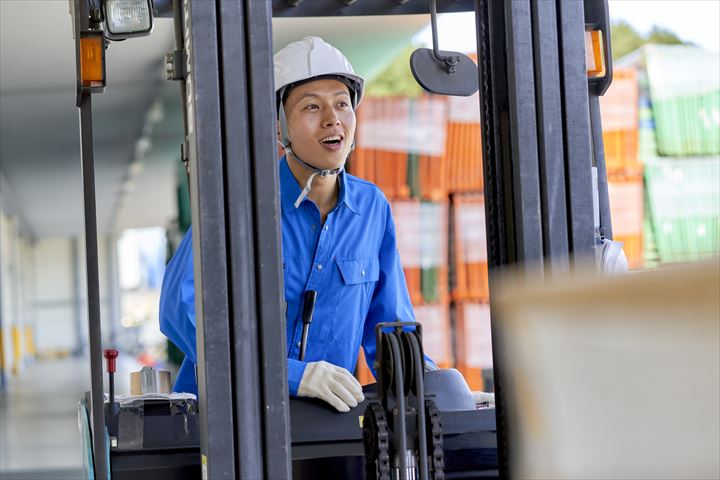 《大阪市大正区》週払いOK・フォークリフトでの食品などの入出庫作業スタッフ！（週休2日・日勤）