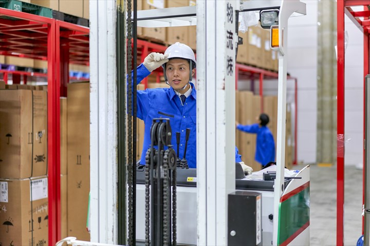 《加古川市》週払いOK・リーチフォークでの一般貨物の入出庫作業スタッフ！（Web面接OK・土日祝休み）