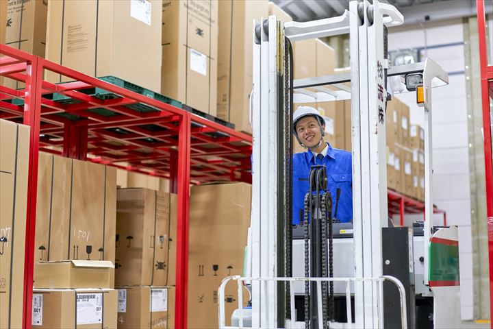 《芳賀郡市貝町》週払いOK・リーチフォークでの日用品の入出庫作業スタッフ！（週休2日・日勤）