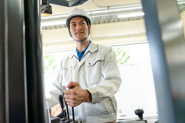 《羽島郡岐南町》週払いOK・リーチフォークを使用したタイヤの入出庫作業スタッフ！（2024年4月末までの短期・日勤）