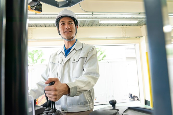 《伊賀市》週払いOK・フォークリフトでのヘアケア商品の入出庫作業スタッフ！（土日祝休み・未経験歓迎）