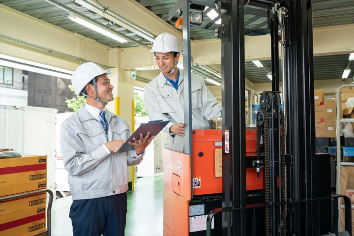 《座間市》週払いOK・フォークリフトでの冷凍倉庫内での入出庫作業スタッフ！（週休2日・シニア活躍中・残業ほぼ無し）