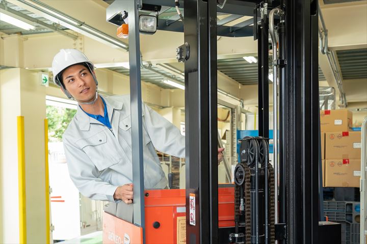 《吹田市》週払いOK・リーチフォークでの飲料の仕分け作業スタッフ！（週休2日・資格を活かす）