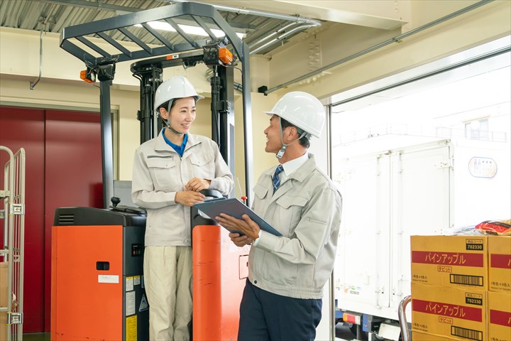 《品川区》週払いOK・フォークリフトでの廃材や金属クズの入出荷作業スタッフ！（高時給・日曜固定休み）