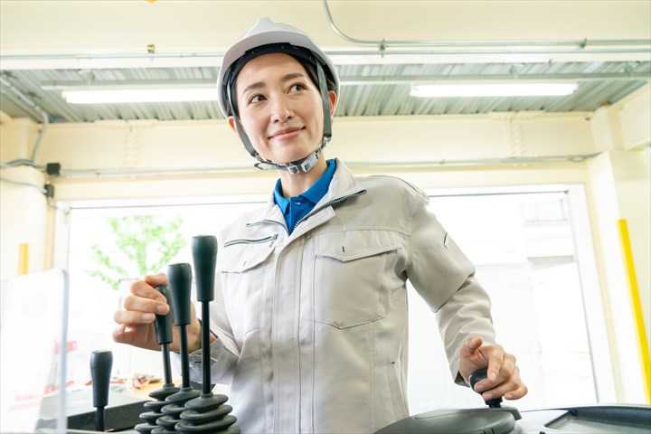 《草加市》週払いOK・リーチフォークでの常温食品の格納作業スタッフ！（Web面接OK・高時給）