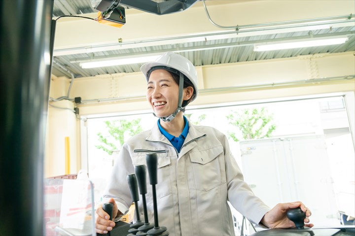 《小牧市》週払いOK・リーチフォークでの容器製品の入出庫作業スタッフ！（土日祝休み・短期2021年12月迄）