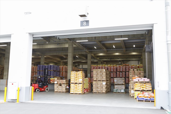 《常滑市》週払いOK・空港内でのフォークリフトを使用した輸入貨物の入出庫作業スタッフ！（Web面接OK・土日休み）