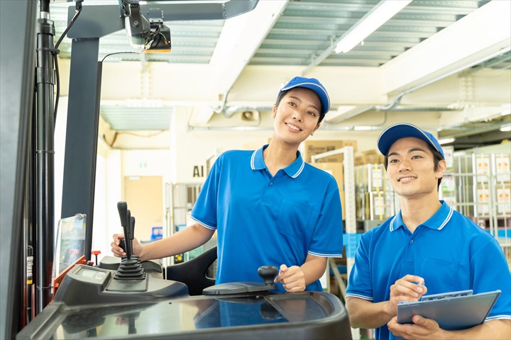 《伊丹市》週払いOK・フォークリフトでの電気系機密機械の入出庫作業スタッフ！（土日祝休み・日勤）