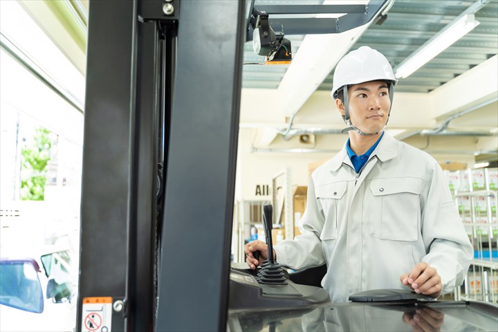 《大阪市住之江区》週払いOK・倉庫内にてフォークリフトを使用した一般貨物の入出庫作業スタッフ！（シニア活躍中・日勤帯）