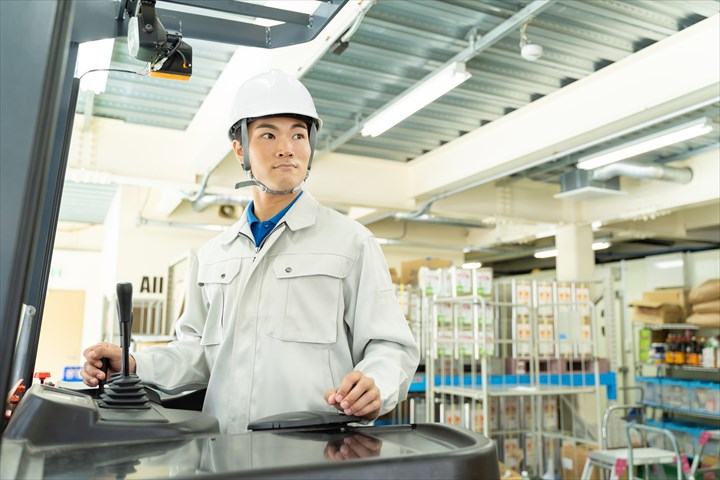 《戸田市》週払いOK・リーチフォークでの冷蔵冷凍倉庫内でのピッキング作業スタッフ！（Web面接OK・高時給）