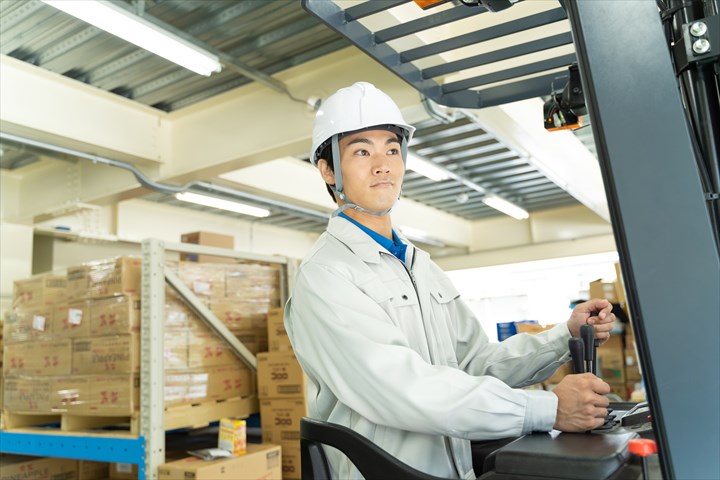 《松戸市》週払いOK・フォークリフトを使用したペットボトルの入出庫作業スタッフ！（Web面接OK・土日休み）