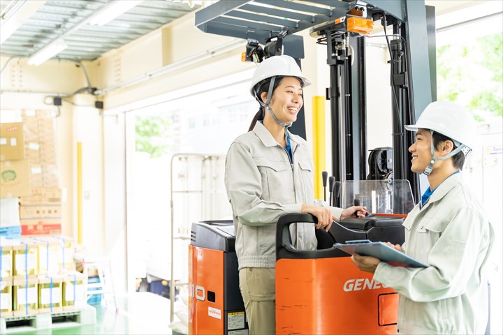 《西宮市》週払いOK・倉庫内でのリーチフォークを使用した食品の入出庫作業スタッフ！（Web面接OK・週3日～相談可）
