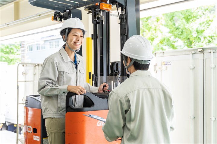 《美濃加茂市》週払いOK・フォークリフトでのタイヤの入出庫スタッフ！（Web面接OK・2025年4月末までの短期）
