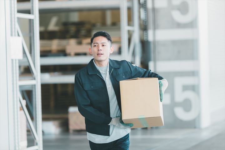 《四日市市》週払いOK・企業向け一般貨物の仕分け作業スタッフ！（Web面接OK・高収入）