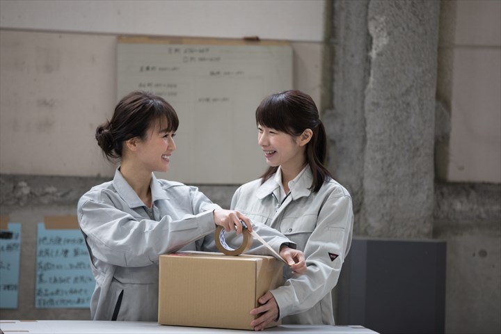 《大阪市住之江区》週払いOK・物流センター内でのコスメ類の出荷作業スタッフ！（土日祝休み・未経験歓迎）