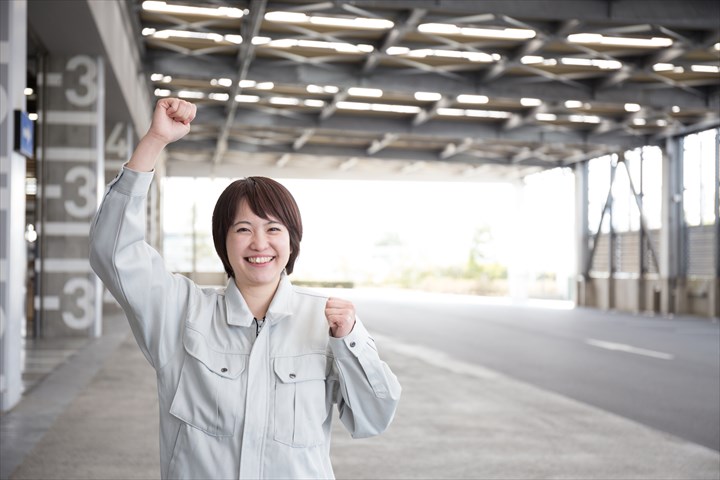 《堺市美原区》週払いOK・店舗へのアパレル商品の納品作業スタッフ！（歩いて配達・短時間10:00～13:00）