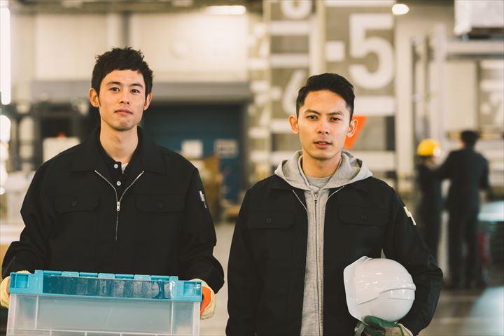 《京都市西京区》週払いOK・4ｔ増トン車での産廃回収及び従業員の送迎ドライバー！（高時給・2023年3月末迄の短期）