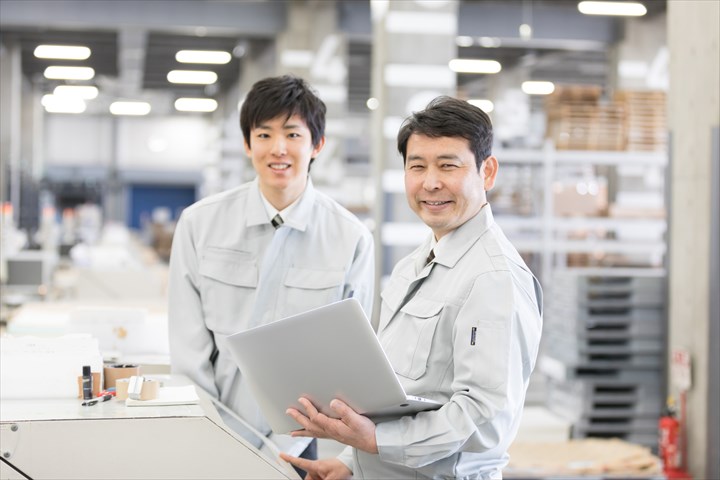 《文京区》週払いOK・倉庫内での古紙や段ボール仕分けや圧縮作業スタッフ！（Web面接OK・高収入）