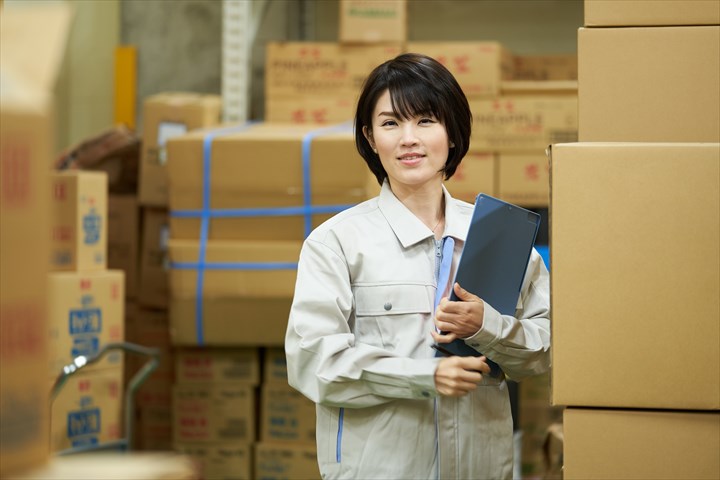 《神戸市須磨区》週払いOK・センター内での百貨店商品の検品作業スタッフ！（Web面接OK・週3日勤務）