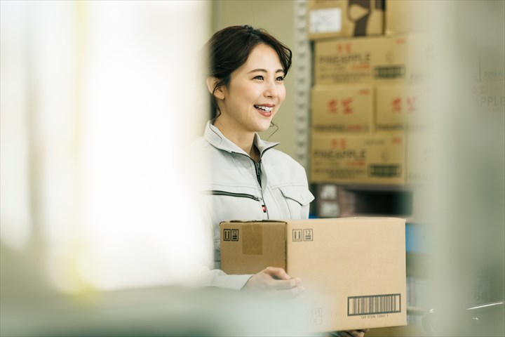 《吹田市》週払いOK・店舗へのアパレル商品の納品作業スタッフ！（Web面接OK・Wワーク）