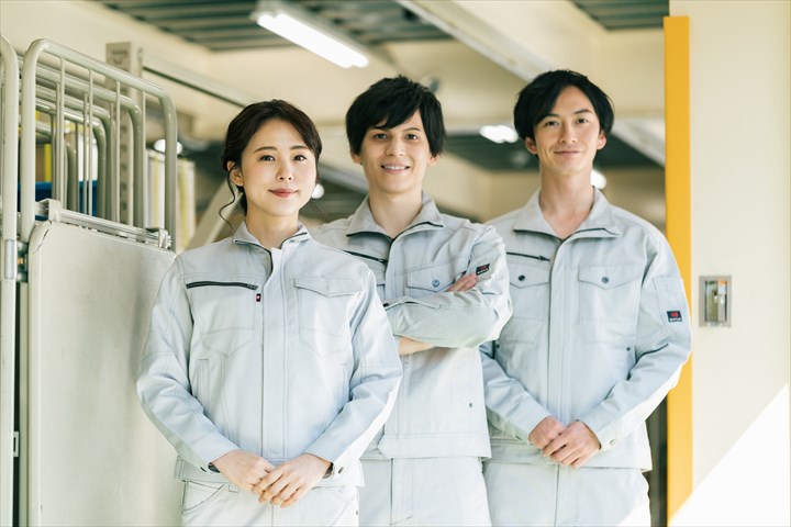 《広島市安佐南区》週払いOK・倉庫内での飲料の積込み作業スタッフ！（シニア活躍中・週休2日）