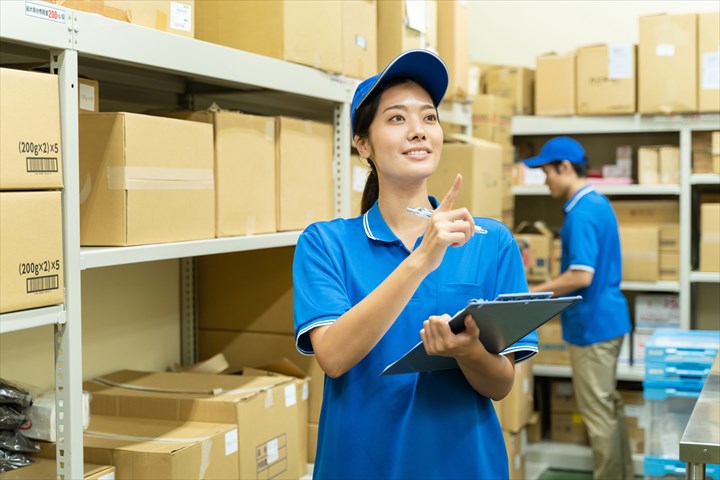 《江戸川区》週払いOK・センター内での常温食品の入出庫作業スタッフ！（未経験歓迎・期間限定2021年9月末迄）