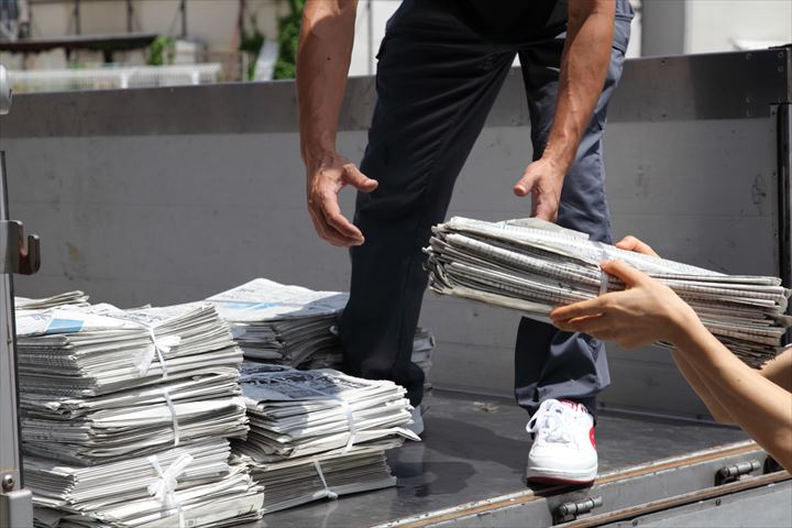 《荒川区》週払いOK・店舗や印刷会社からの古紙の回収助手スタッフ！（Web面接OK・高時給）