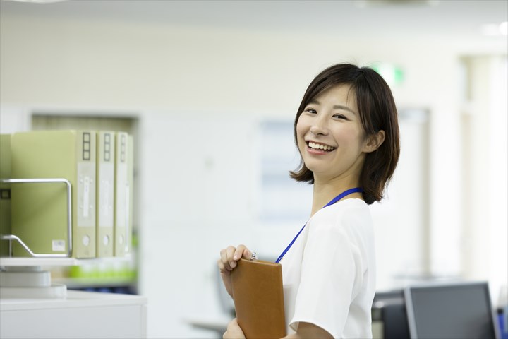 《神戸市東灘区》週払いOK・トラックディーラーでの車両登録事務スタッフ！（土日祝休み・高時給）