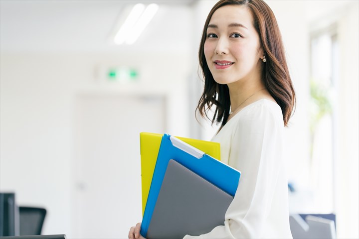 《港区》週払いOK・食肉卸の法人内での営業事務スタッフ！（高時給・土日祝休み）