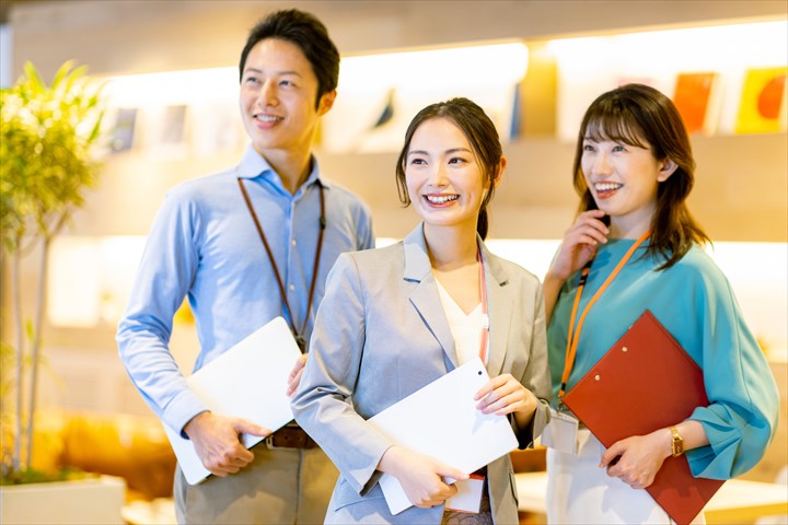 《港区》週払いOK・英会話教室での事務及びサポート業務スタッフ！（短時間14:00～20:00・週2～相談可）