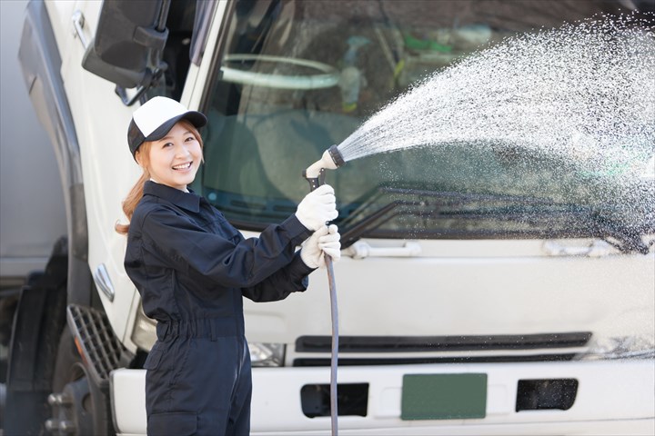 《小山市》週払いOK・オークション会場内での重機などの洗浄や写真撮影スタッフ！（Web面接OK・週休2日）