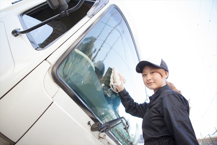 《堺市美原区》週払いOK・トラックの洗車作業スタッフ！（Web面接OK・未経験OK）