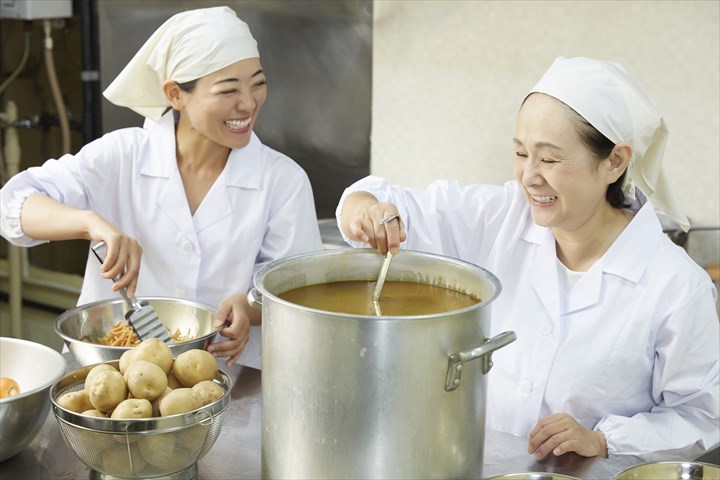 《京都市伏見区》週払いOK・工場内でのお弁当の製造や盛り付け作業スタッフ！（Web面接OK・短時間5:00～11:00）