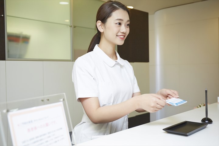 《墨田区》週払いOK・総合病院での受付などの対応スタッフ！（高時給・駅チカ）