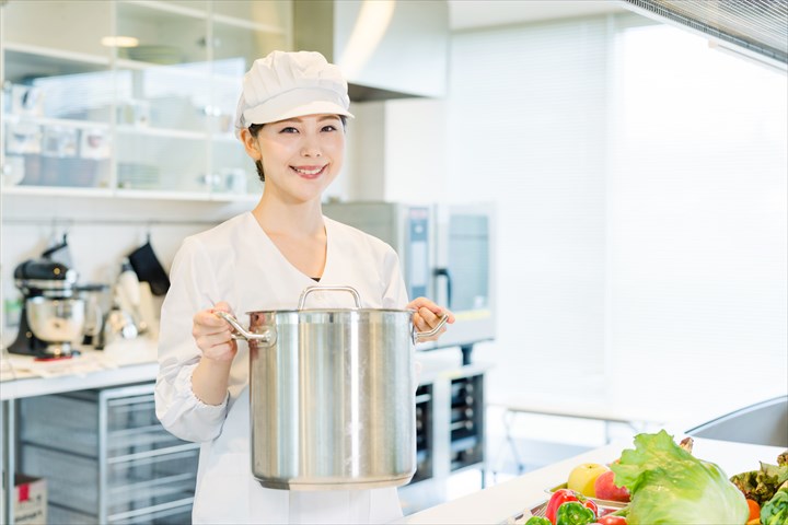 《藤井寺市》週払いOK・3ｔ車での小中学校への給食の配送ドライバー！（Web面接OK・短時間8:30～15:30）