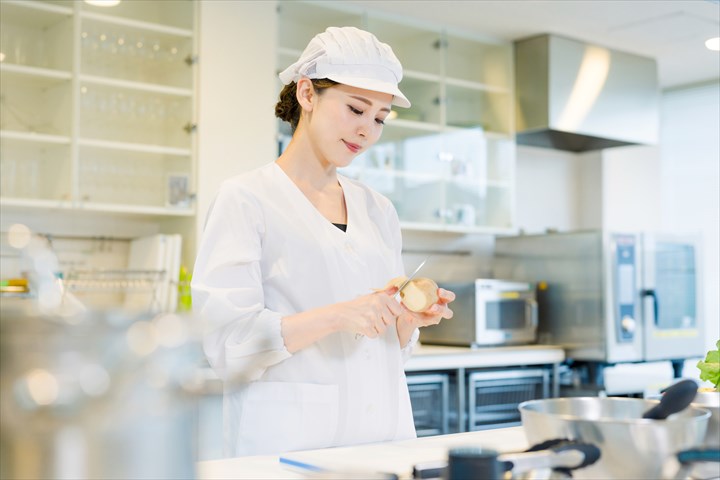 《立川市》週払いOK・給食センター内での食器などの清掃、整頓スタッフ！（未経験活躍・土日祝休み）