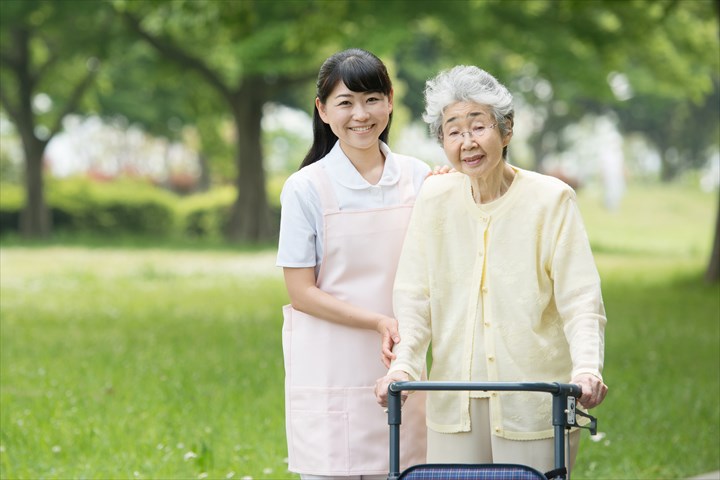 《荒川区》週払いOK・従来型特別養護老人ホームでの介護スタッフ！（週休2日・高時給）