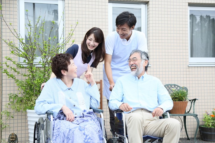 《立川市》週払いOK・有料老人ホームでの介護スタッフ！（Web面接OK・高時給）