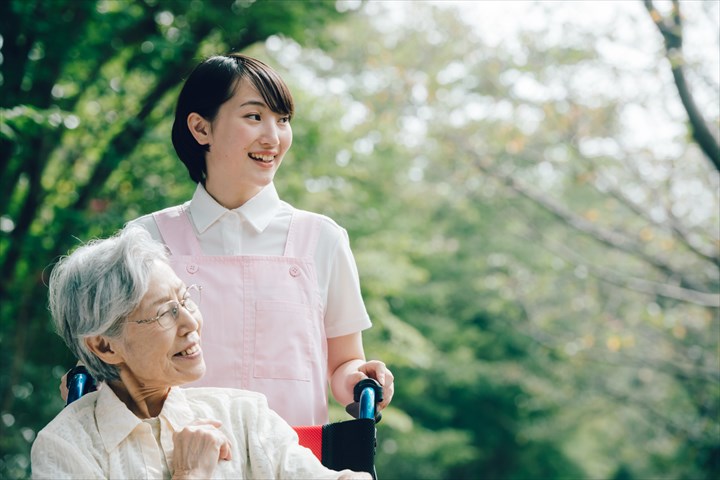 《越谷市》週払いOK・老人ホームでの介護スタッフ！（無資格OK・日勤）