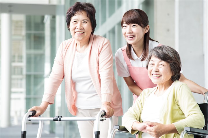 《あきる野市》週払いOK・老人ホームでの介護スタッフ！（週休2日・日勤）