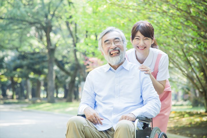 《葛飾区》週払いOK・ユニット型特別養護老人ホームでの介護スタッフ！（週休2日・日勤帯）