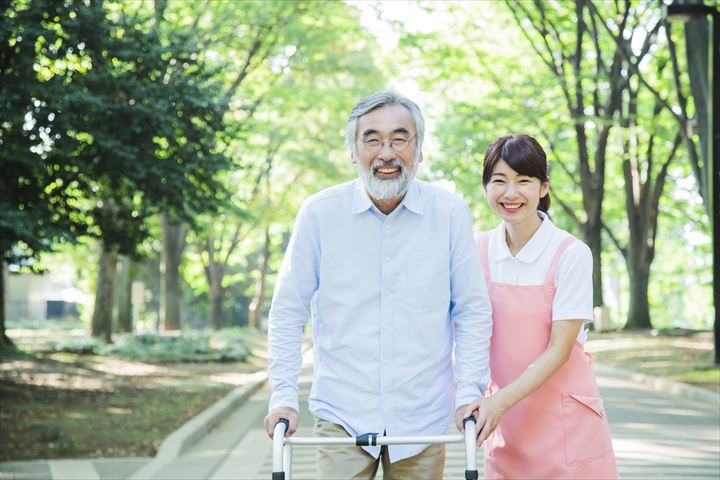 《横浜市青葉区》週払いOK・介護老人施設での介護スタッフ！（高時給・無資格OK）