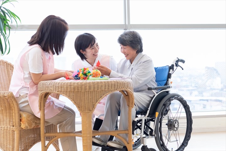 《川崎市麻生区》週払いOK・従来型特別養護老人ホームでの介護スタッフ！（週休2日・日勤）