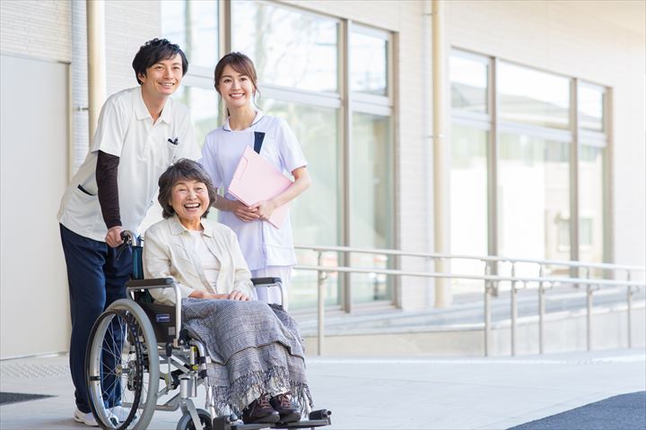 《入間市》週払いOK・介護保健施設での介護スタッフ！（週3～4日・高時給）